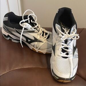 Mizuno Men's White and Black Sports Sneakers